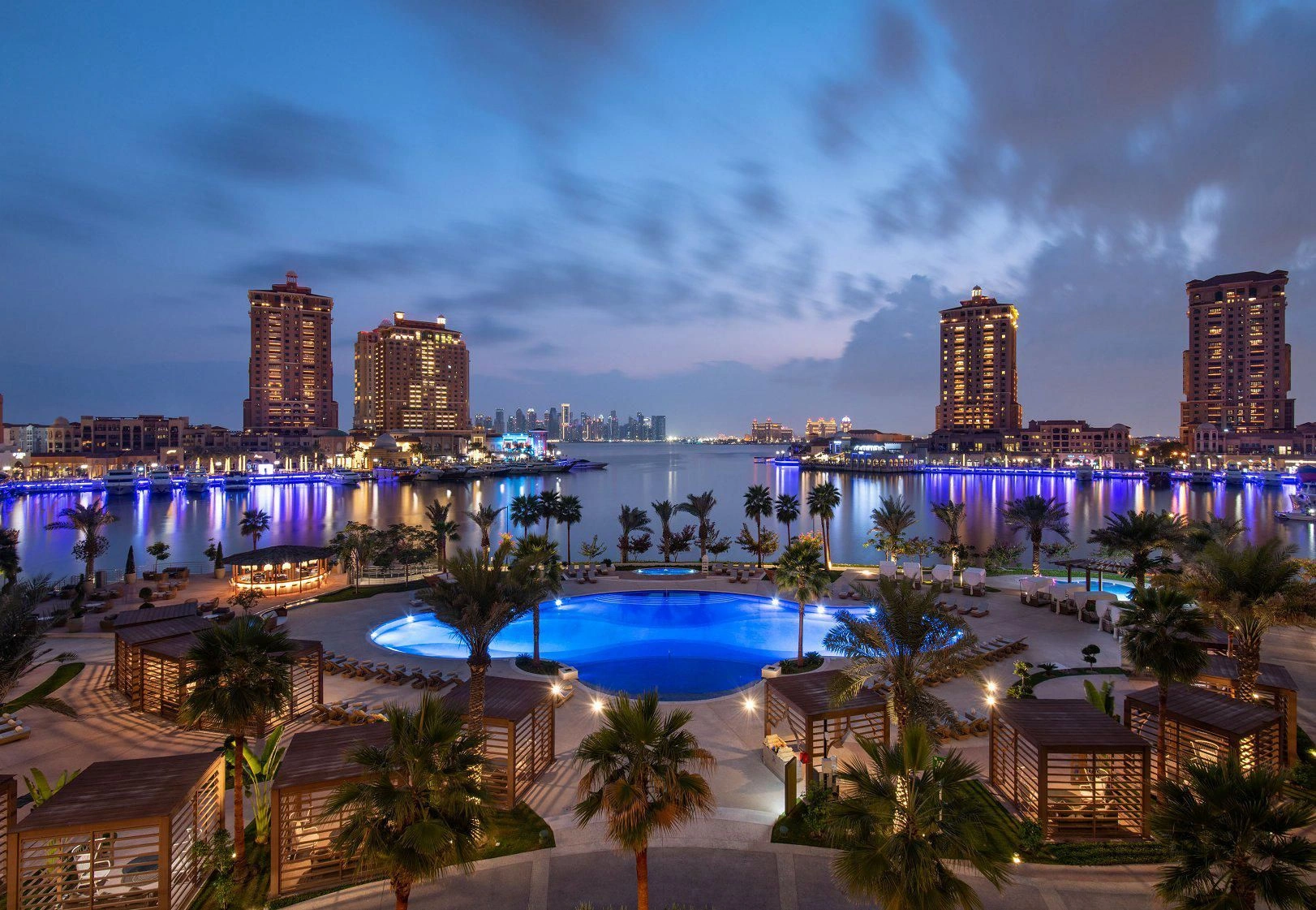 Комплекс меблированных таунхаусов на берегу моря с отелем и бассейнaми, Доха, Катар