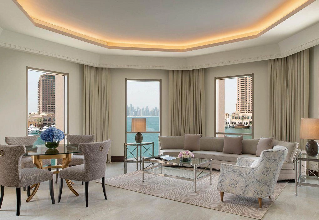 Комплекс меблированных таунхаусов на берегу моря с отелем и бассейнaми, Доха, Катар