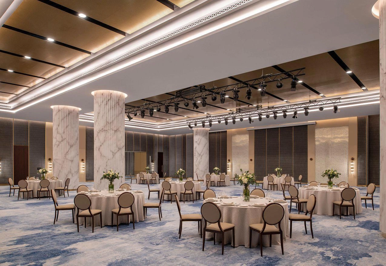 Комплекс меблированных таунхаусов на берегу моря с отелем и бассейнaми, Доха, Катар