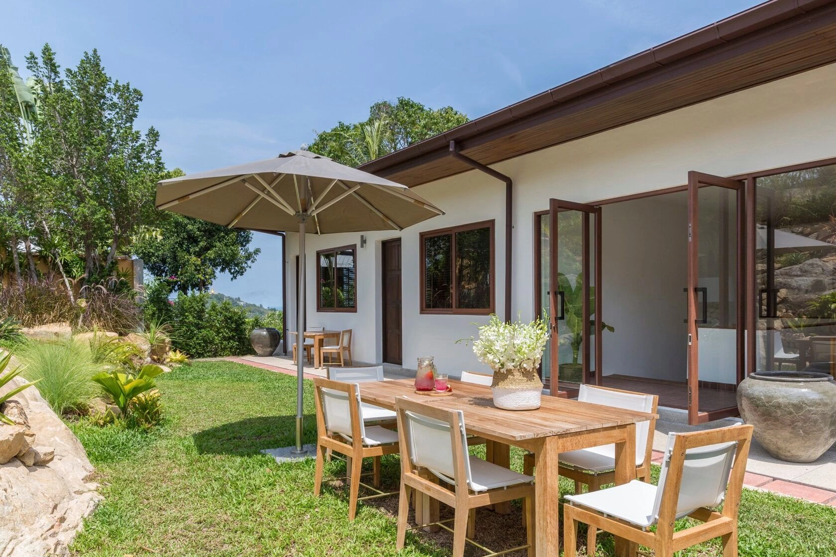 Villa 1150 m2 with garden and pool