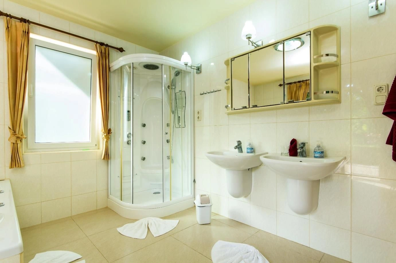 Красивая вилла с бассейном, гостевым домом и бунгало