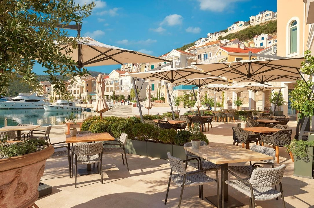 Один из семи отелей в районе Lustica Bay, Черногория