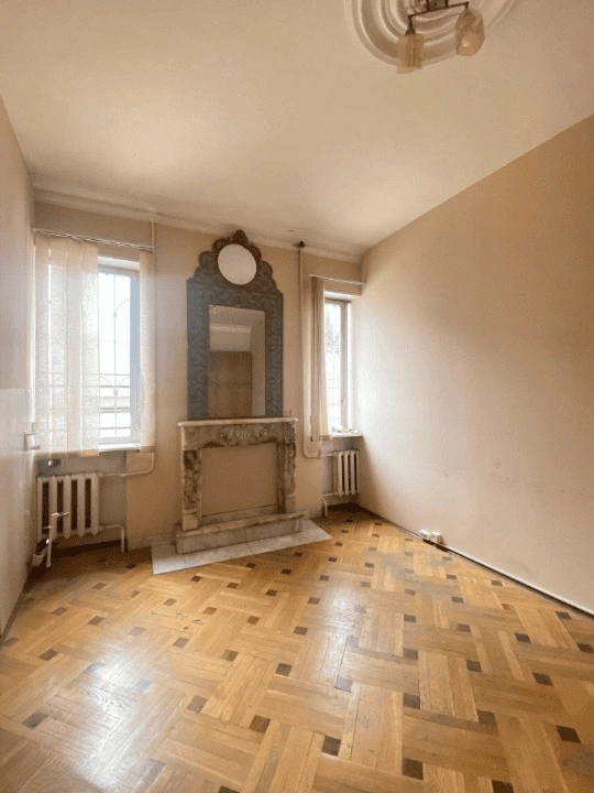 Трехэтажное здание на Сабуртало