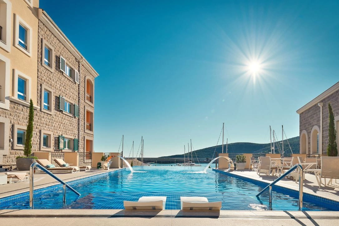 Один из семи отелей в районе Lustica Bay, Черногория