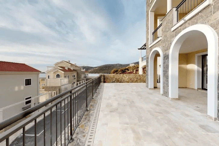 Просторная квартира 2+1 в Lustica