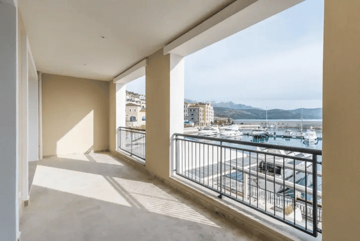 Просторная квартира 1+1 на набережной Лустице