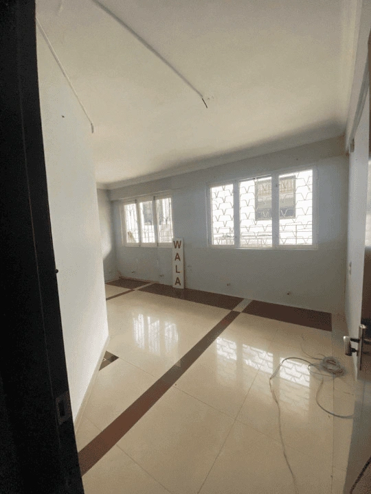 Трехэтажное здание на Сабуртало