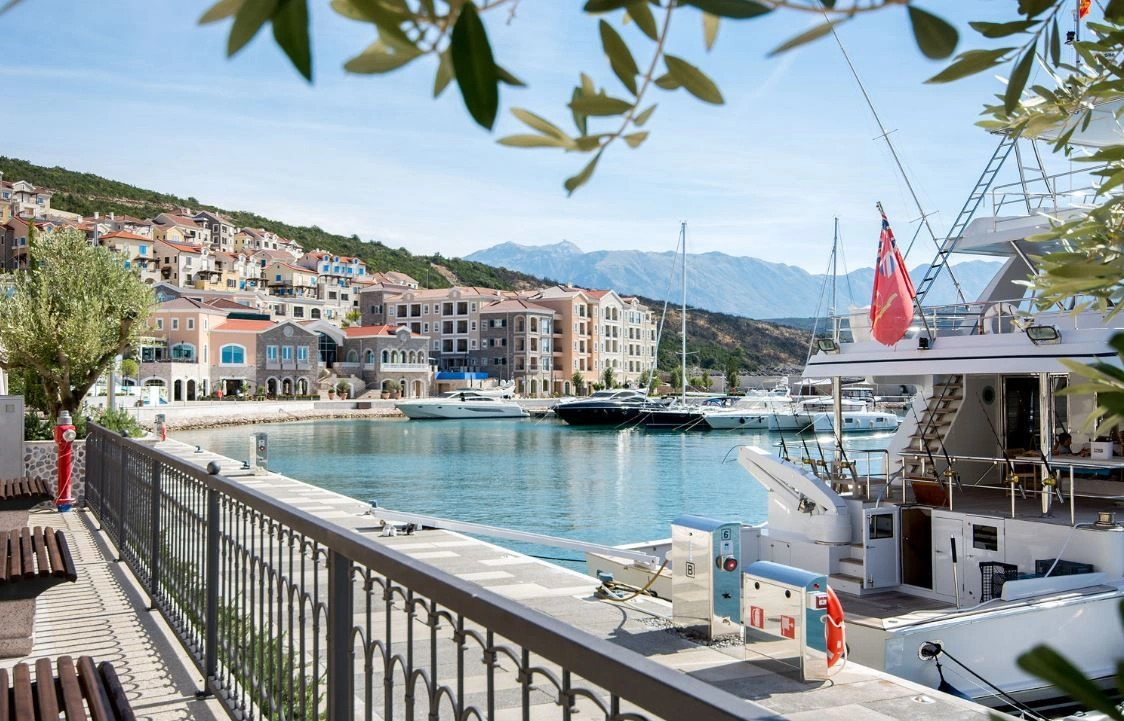 Один из семи отелей в районе Lustica Bay, Черногория