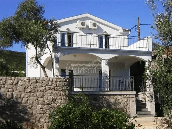 Вилла 90 м2 с бассейном и просторными террасами в Лустице