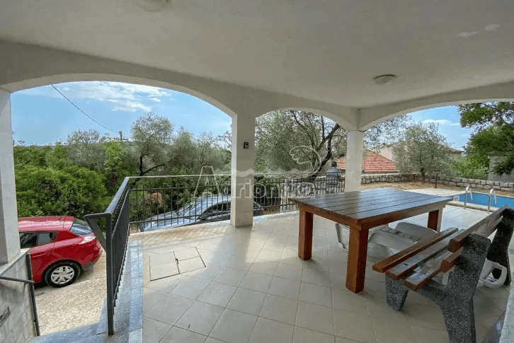 Вилла 90 м2 с бассейном и просторными террасами в Лустице