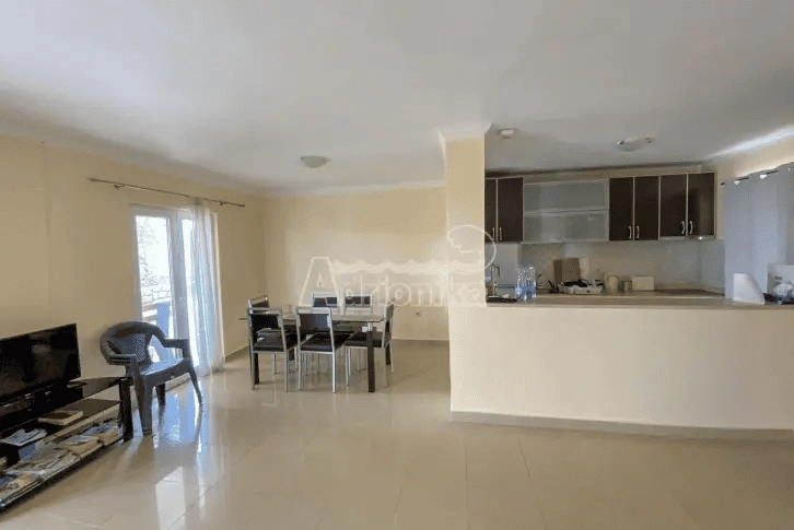 Вилла 90 м2 с бассейном и просторными террасами в Лустице