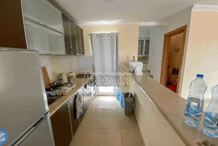 Вилла 90 м2 с бассейном и просторными террасами в Лустице