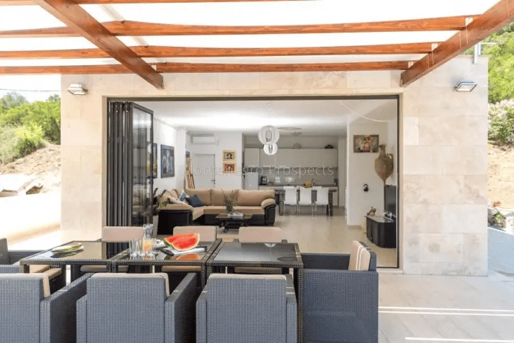 Вилла 5+1 у моря с террасой и частной частью пляжа