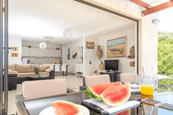 Вилла 5+1 у моря с террасой и частной частью пляжа