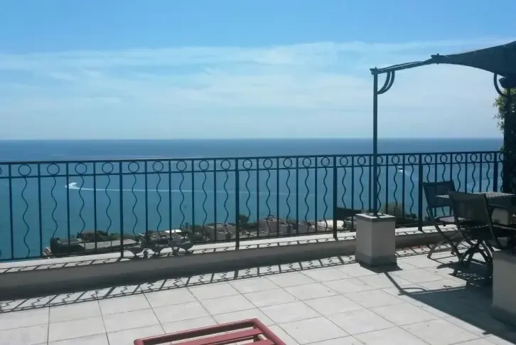 Duplex penthouse of 300 m2 in Villa San Carlo, Monaco