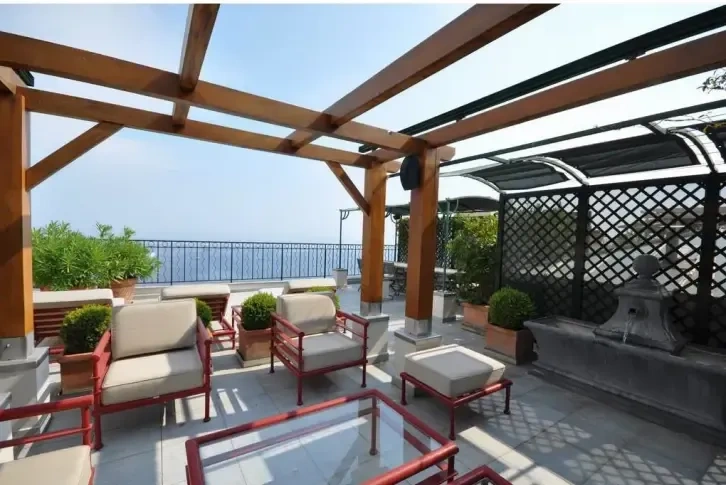 Duplex penthouse of 300 m2 in Villa San Carlo, Monaco