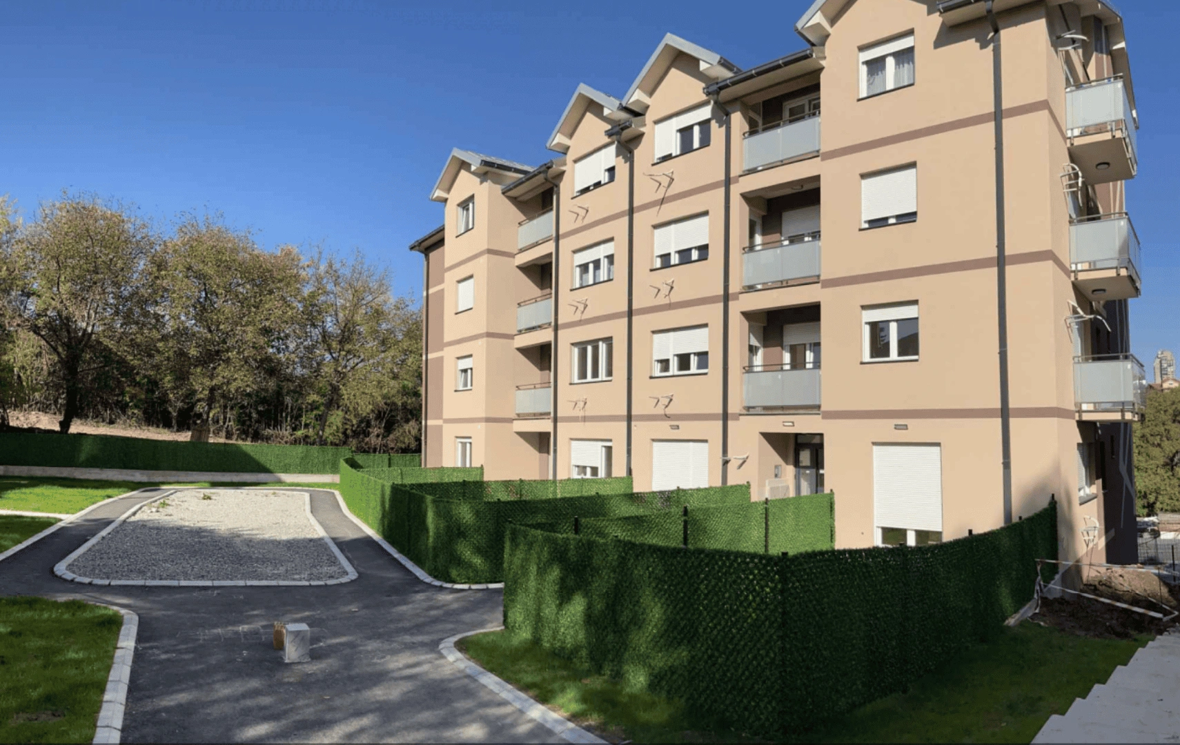 New complex of eight 4-storey houses in Belgrade