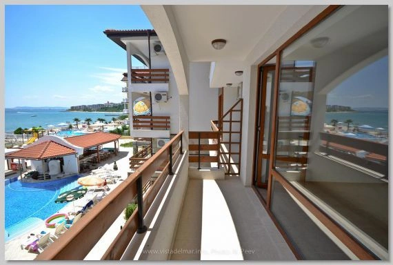 Квартира в престижном комплексе на первой линии моря в Элэните - 65 500 €