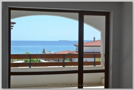 Квартира в престижном комплексе на первой линии моря в Элэните - 65 500 €