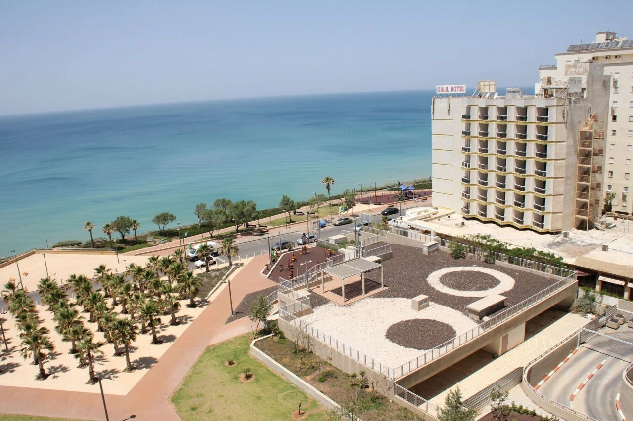 Квартира с террасой на первой линии моря в Нетании, Израиль