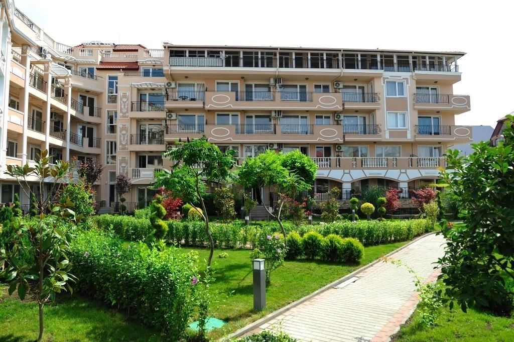 Квартира с просторной террасой в престижном комплексе в Несебре - 48,000 €