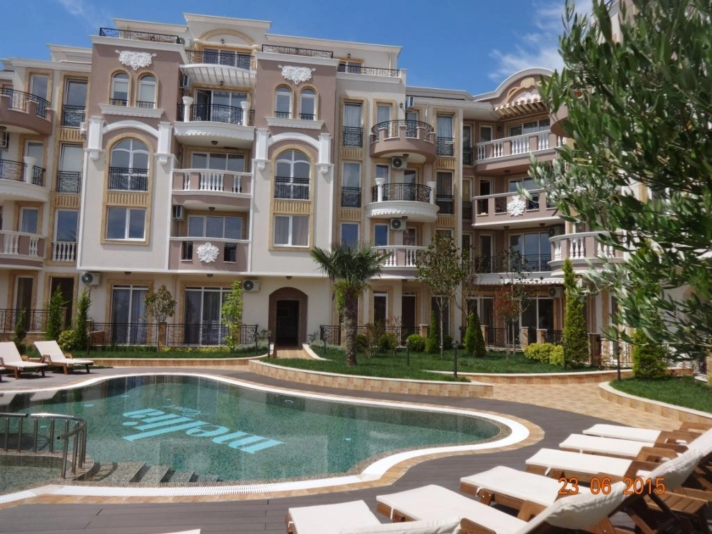 Квартира с мебелью и техникой в современном комплексе в Равде - € 69,000