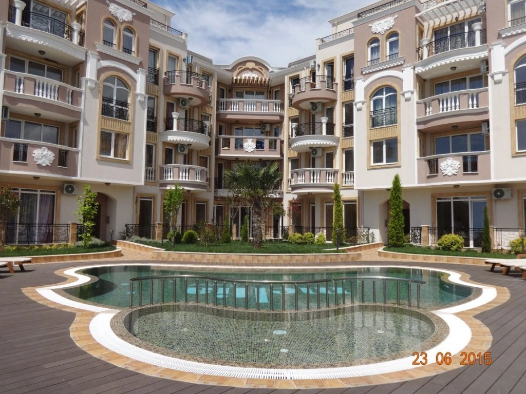 Квартира с мебелью и техникой в современном комплексе в Равде - € 69,000