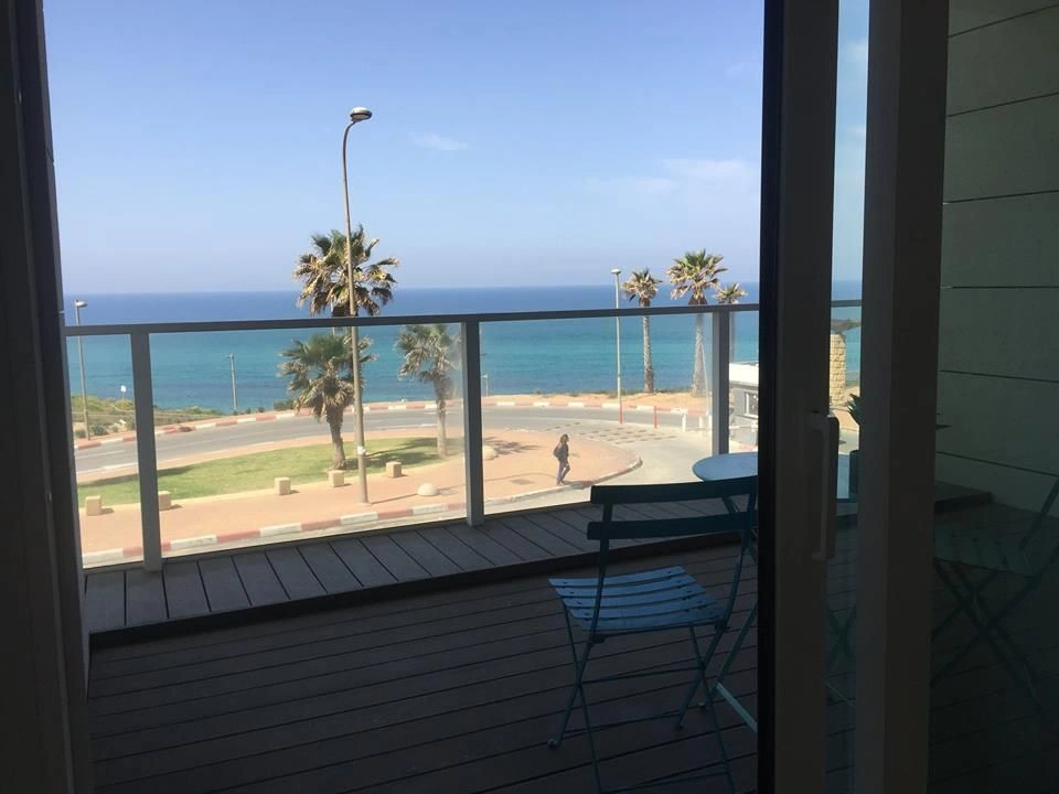 Новая меблированная квартира на первой линии моря в Нетанье, Израиль