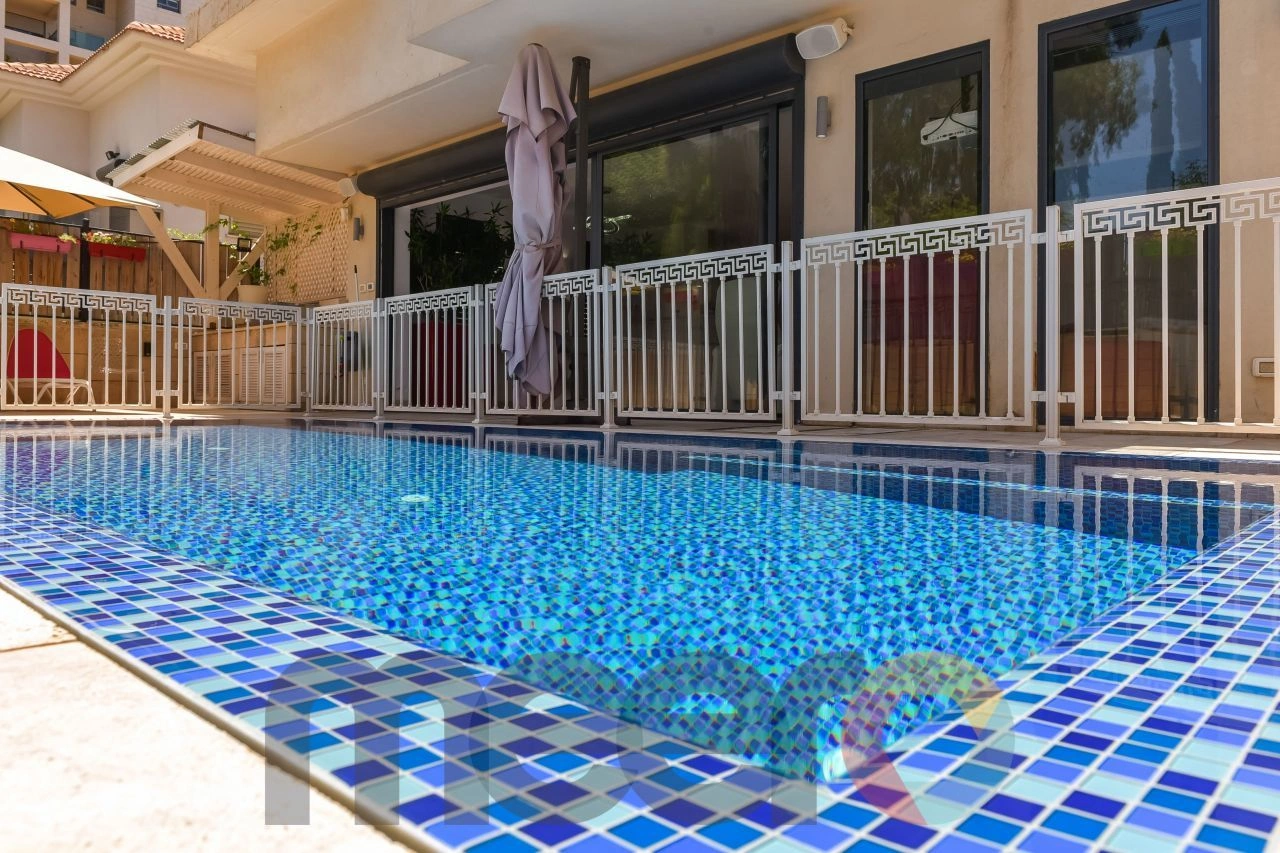 Вилла с садом и бассейном на второй береговой линии в Нетании, Израиль