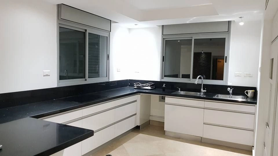 Пентхаус с террасой на первой линии моря в Нетании, Израиль