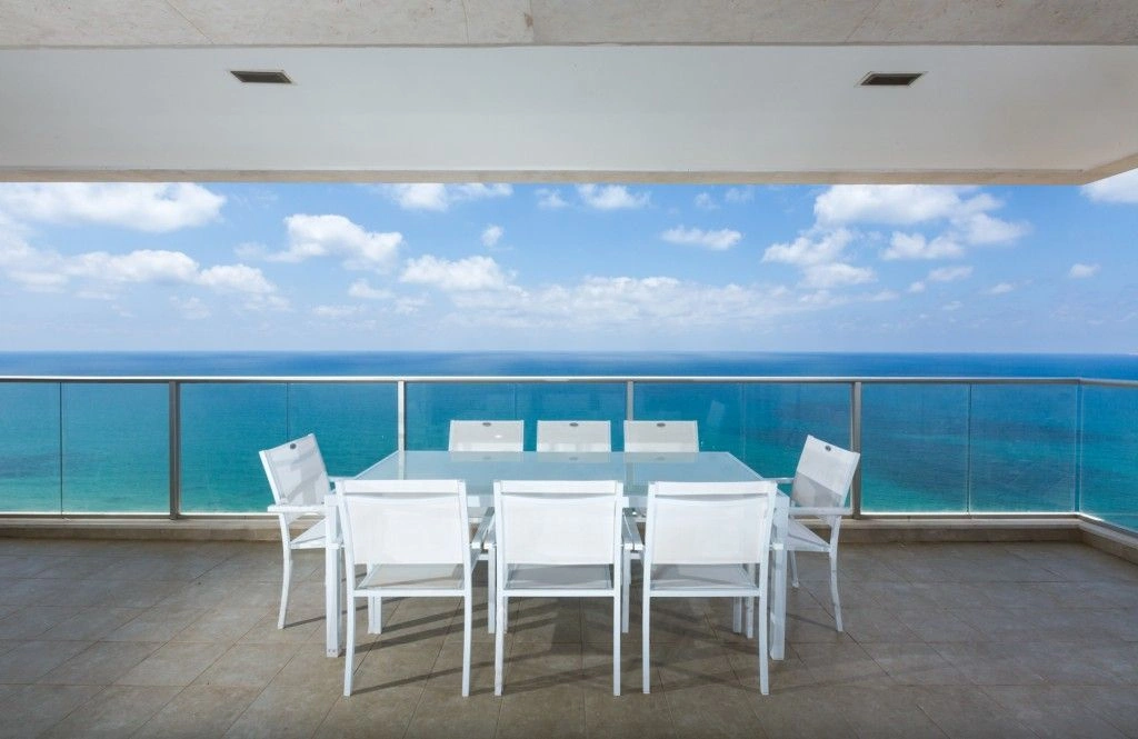 Квартира с крытой террасой и панорамным видом на море в Нетании - 3 000 000 $