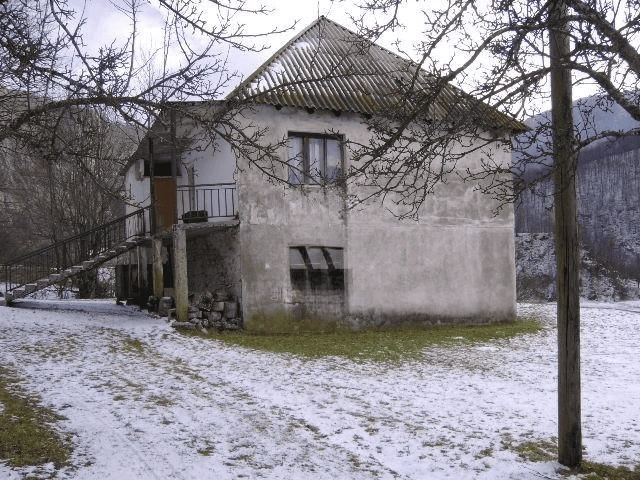 Старинный дом 3+1 на хорошем участке в Колашине