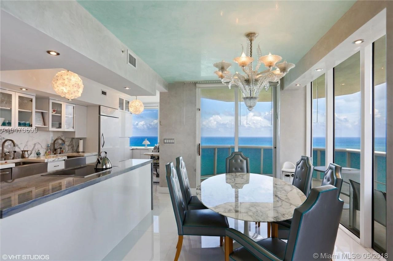 Квартира с современными отделками в престижном комплексе в Майами, США