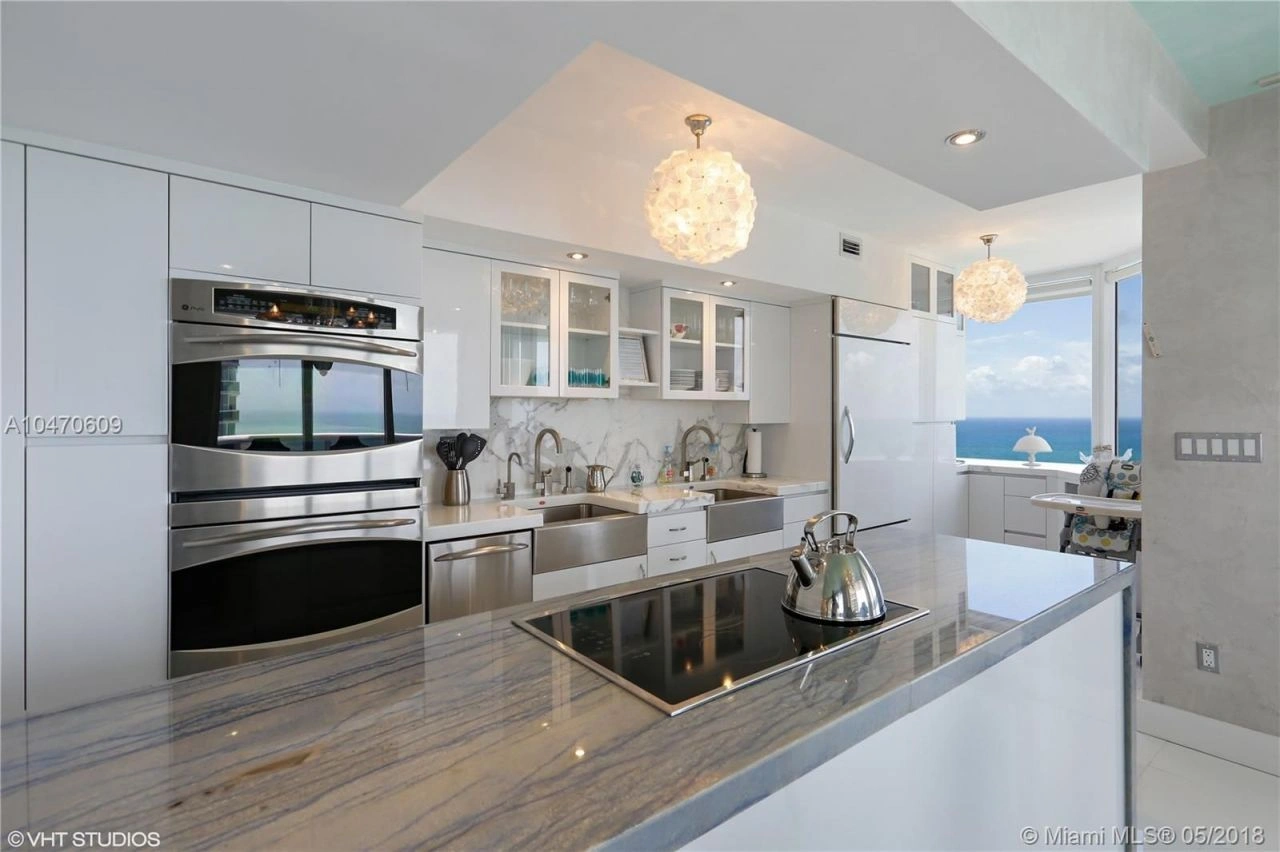 Квартира с современными отделками в престижном комплексе в Майами, США