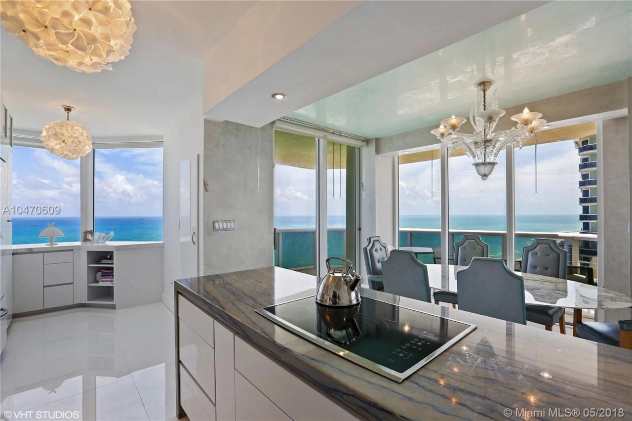 Квартира с современными отделками в престижном комплексе в Майами, США