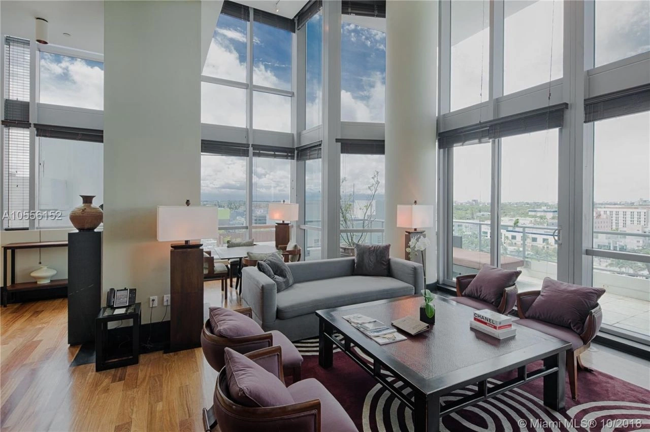 Посмотрите квартиры на 15-м этаже современного комплекса в Майами, США