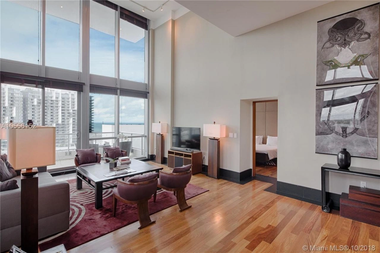 Посмотрите квартиры на 15-м этаже современного комплекса в Майами, США