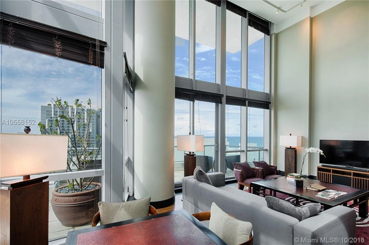 Посмотрите квартиры на 15-м этаже современного комплекса в Майами, США