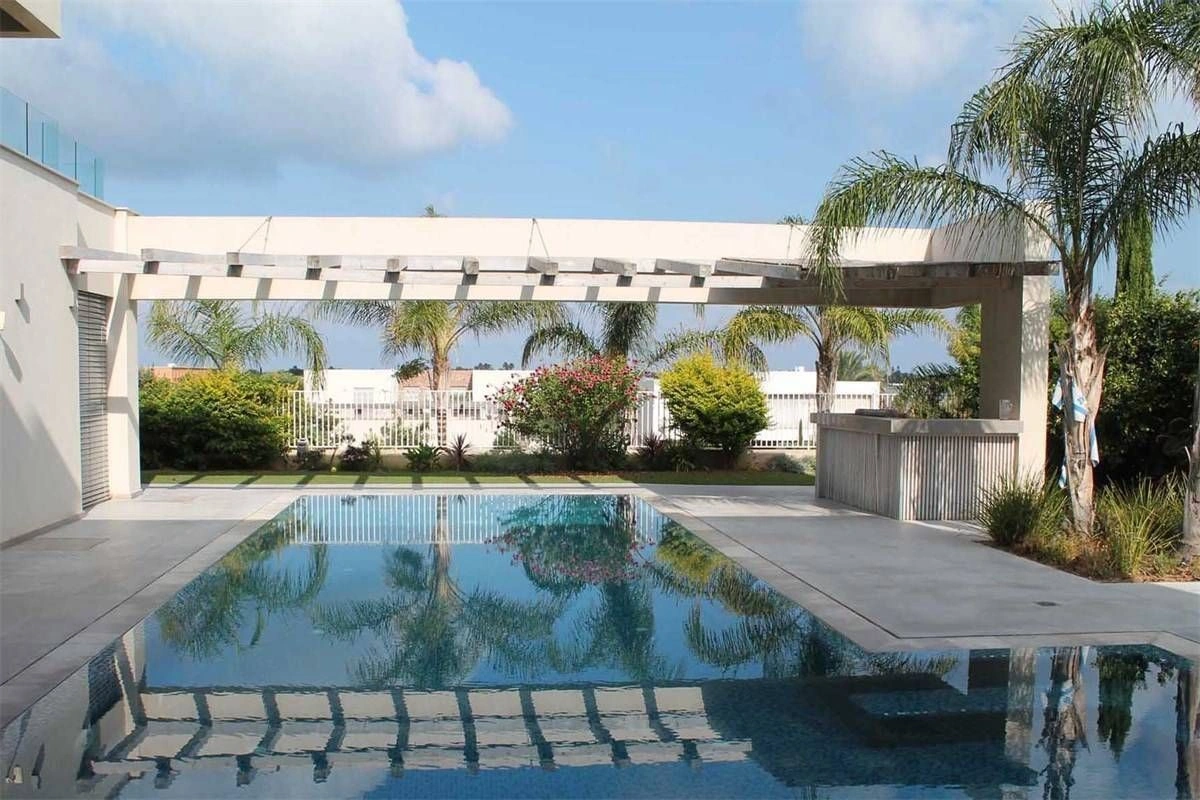 Вилла в Кесарии с видом на сад и бассейн, Израиль