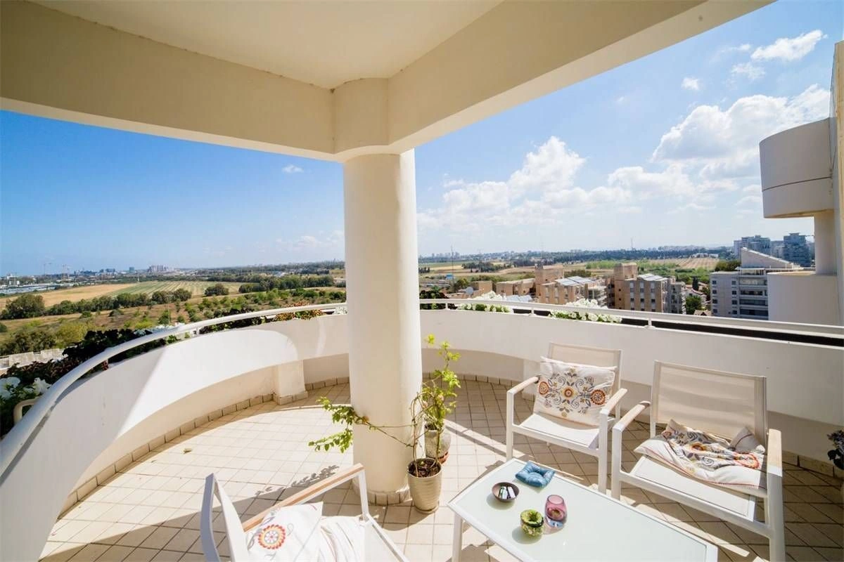 Квартира в Тель-Авиве с террасой и видом на город, Израиль