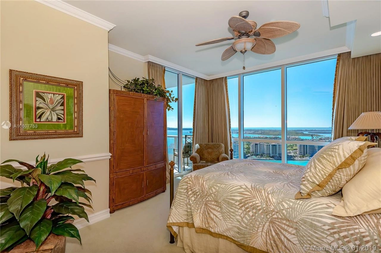 Квартира со всей бытовой техникой в современном комплексе в Майами, США