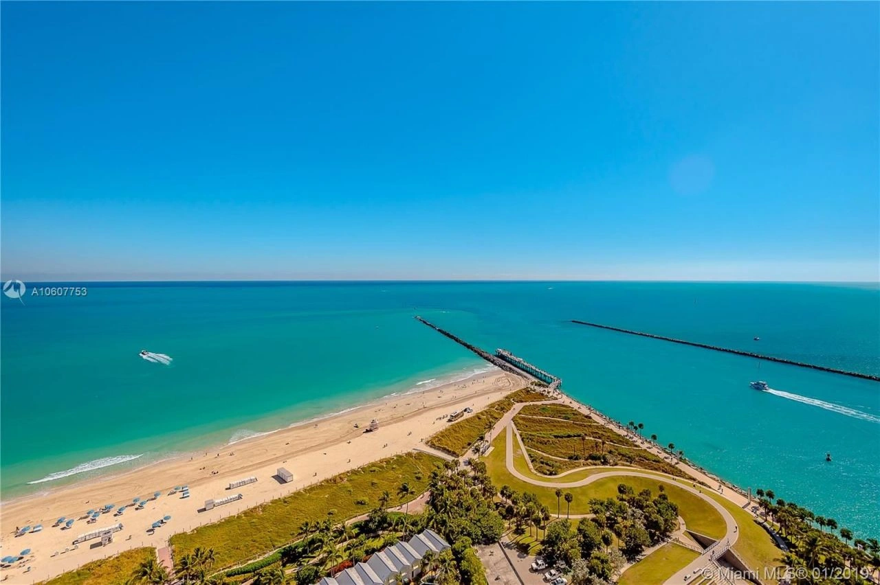 Квартира со всей бытовой техникой в современном комплексе в Майами, США