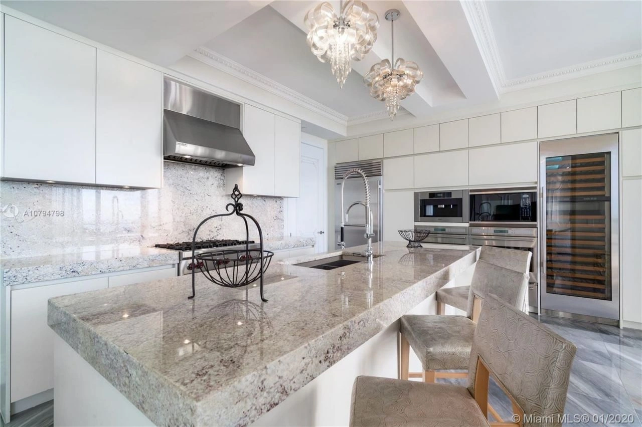 Квартира в Майами с мебелью в современном комплексе - 5270 тыс. $