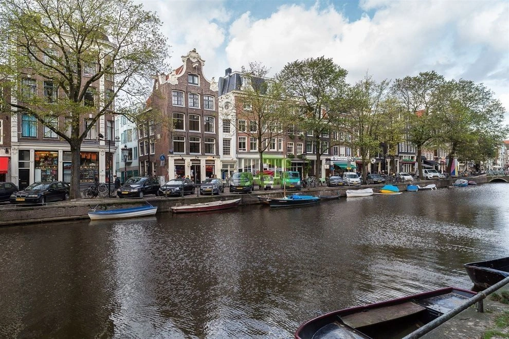 Квартира 1+1 в историческом доме на канале в Амстердаме