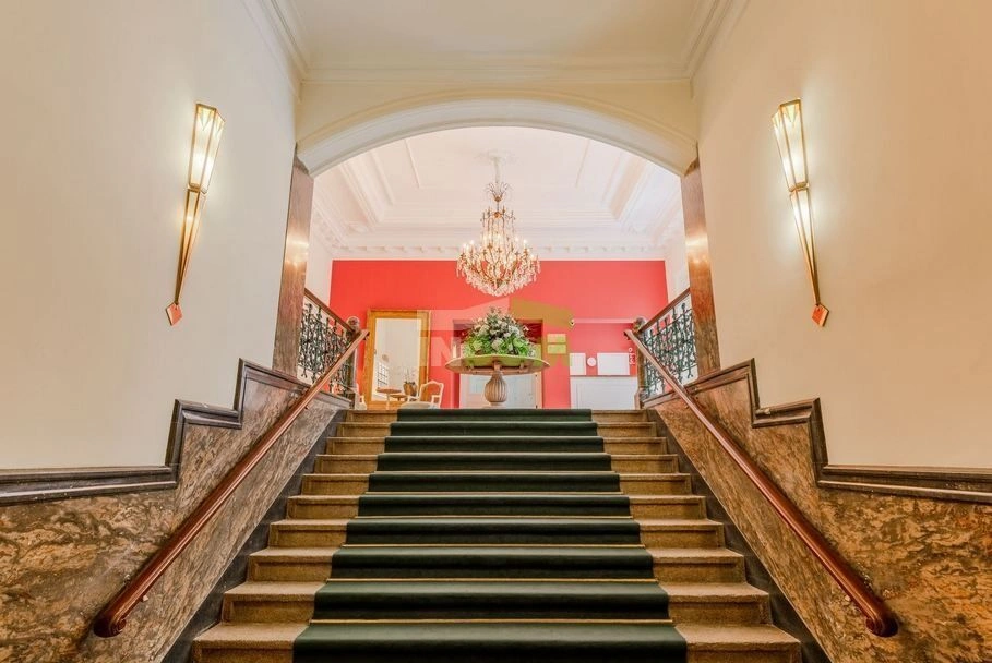 Квартиры в историческом доме рядом с площадью Дам в Амстердаме, Нидерланды