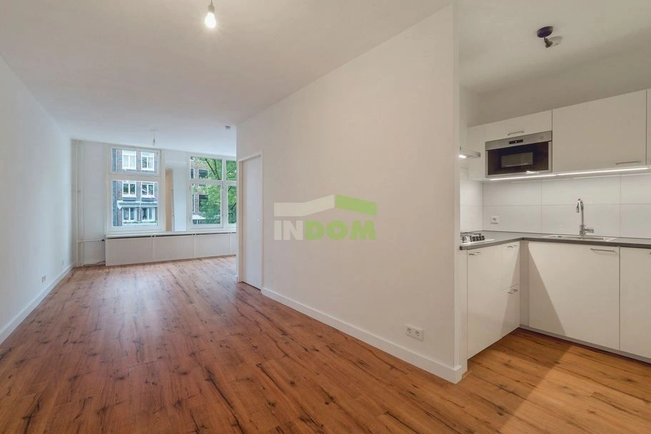 Квартира в историческом доме на известном канале в центре Амстердама, Нидерланды