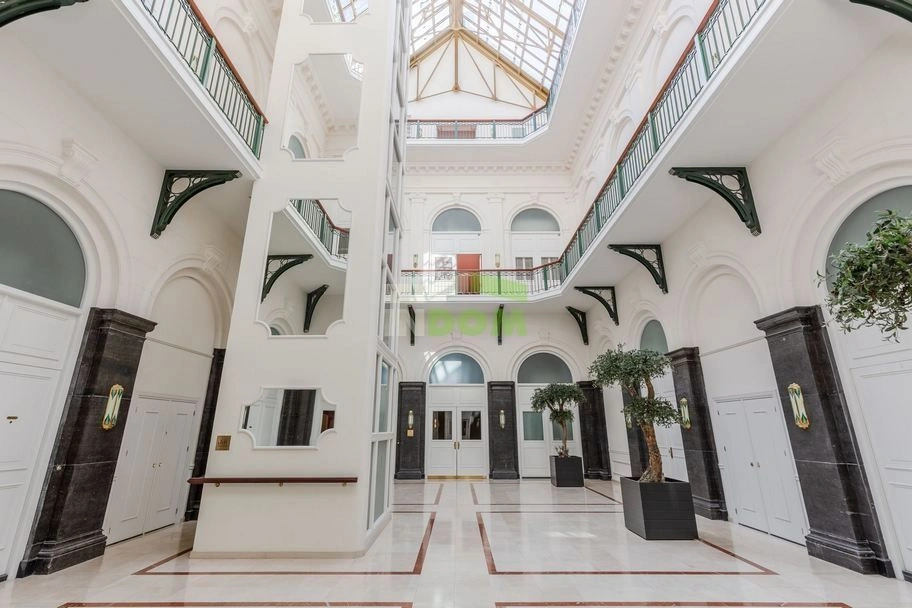 Квартиры в историческом доме рядом с площадью Дам в Амстердаме, Нидерланды