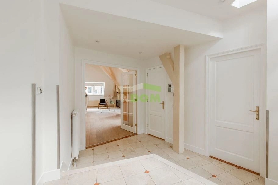 Квартиры в историческом доме рядом с площадью Дам в Амстердаме, Нидерланды