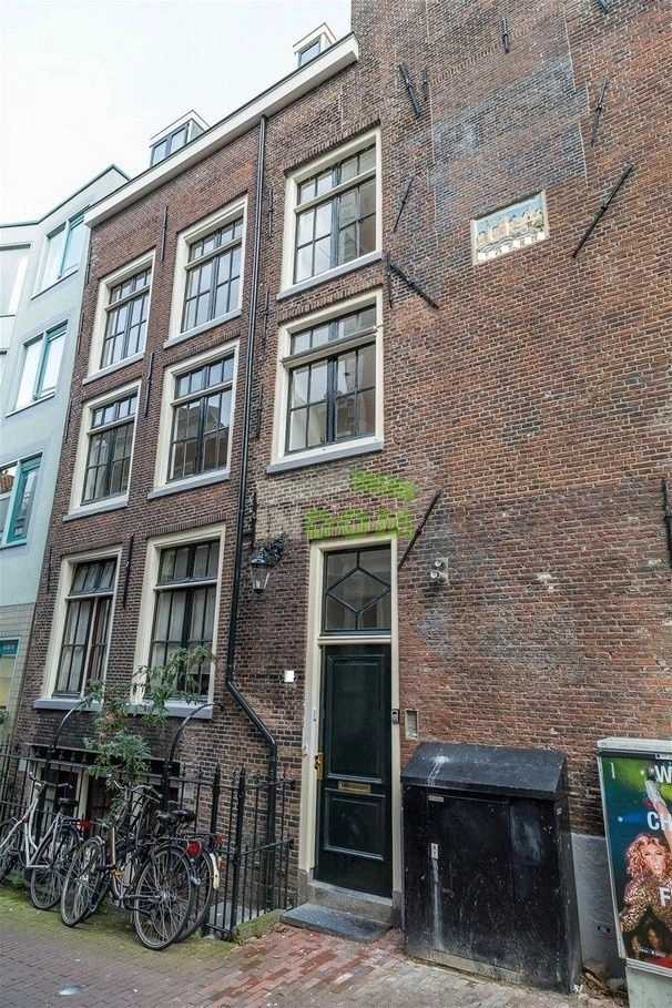 Квартира 1+1 в историческом доме на канале в Амстердаме