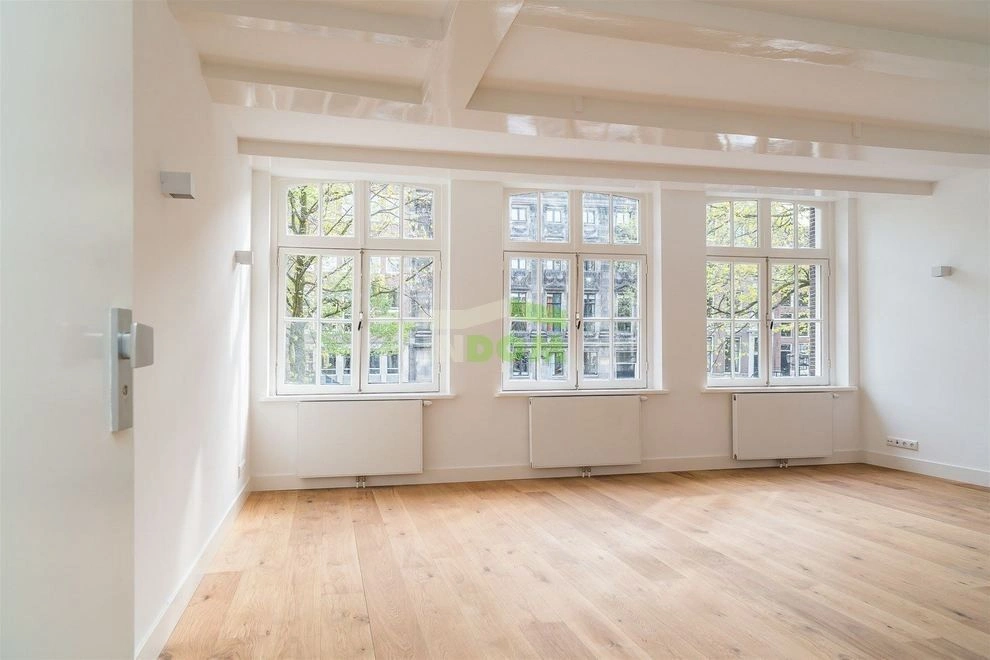 Квартира 1+1 в историческом доме на канале в Амстердаме